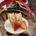 エードットカフェ - ひとくちサイズのイチゴサンド。すごーく美味しかった。