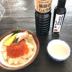 漁師直営 魚祭 - ミニイクラ丼　結構たっぷりのってまーす♪