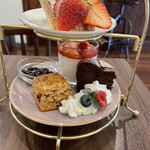 エードットカフェ - スコーンはちゃんとリベイクされてる！すごい。クランベリー。ブラマンジェも美味しい。つるつる。上の苺ソースが美味。こってり。ガトーショコラ、本格的。濃厚です。ジャムはいらなかったかなー。