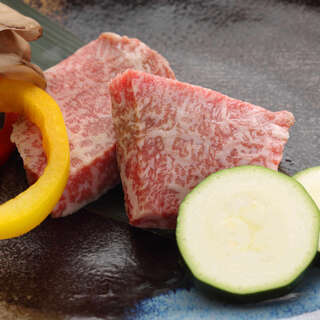 Luxury Yakiniku (Grilled meat) with Kuroge Wagyu beef from Kyushu, a branded beef supervised by Niku no Sugimoto