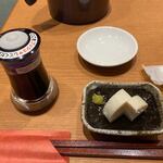 鯨家 いすず庵 -  注文すると蕎麦が茹で上がるまで少し時間がかかるからと板わさの先出のサービスがありました。。  