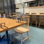 鯨家 いすず庵 - 猪野川沿いにあるお店はシンプルですが川沿いなんでテラス席もあり夏場の週末の夜は蛍を見ながら食事が出来そうな素敵な店内です。