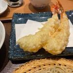 鯨家 いすず庵 - 蕎麦には海老天は大きな揚げたての海老が二本添えられてます。  