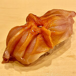 Sushi Koma - 立派な赤貝です　貝から外してその場で用意します　これは閖上産です