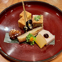 日本料理 たかむら - 前菜は玉子焼き 浅蜊と春菊の胡麻寄せ 鵡川の焼き柳葉魚 茶ぶり海鼠 丹波黒豆 数の子 海老芋の田楽 菜の花の昆布締めの豪華ヴァージョン