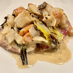 f - 牛フィレ肉の上に帆立の貝柱と肝がごろごろっと乗り紐を使ったソースがたっぷり