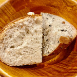 f - パンは全粒粉とプレーンの2種類　これも自家製です