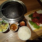 焼肉いのうえ 立川店 - 赤身3種セット全景