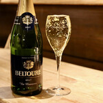 餃子とスパークリング バブルス - こぼれスパークリング