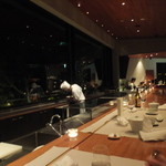 アルカナイズ - 横長のカウンターの目の前でコックさんが料理してくれます