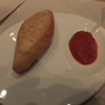 アルカナイズ - パンとトマトソース。どちらも美味しい
