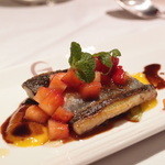 静岡産共水うなぎのソテー　あまおう苺とミント、バルサミコのソース