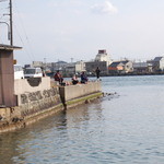 Ajidokoro Minshuku Matsuya - お店の前には、岸壁と釣り客