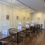 エードットカフェ - アリスのイラストが飾られてた。シックなお店でした。