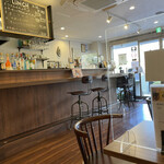 エードットカフェ - カウンターもあり。壁掛け時計がぐにゃぐにゃのアリスのやつ！