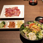 Tokusen Wagyuudaishougun - サービスランチ焼肉セットの肉（150g）と前菜とサラダ