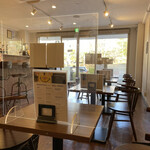 エードットカフェ - 内観。クリアボードで感染症対策もきちんとしてあるので安心です。入店した時はテーブル席最後の一席だったけど、アフターヌーンティーしてる間にみんな帰っちゃった。