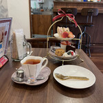 エードットカフェ - 冬のアフターヌーンティーセット　（ドリンク付き）　1480円。カップとの大きさ比較で分かると思うけど小さなセットなので軽くペロリです。苺サンドもひとくちサイズ！