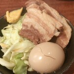 Chuuka Daiki - セット ¥300 の角煮、味付けたまご、茹でキャベツ