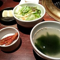 焼肉 いのうえ 吉祥寺店 - わかめスープ、ゴボウキムチ、サラダ、レモン