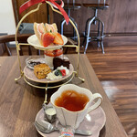 エードットカフェ - 紅茶もスッキリ美味しかったです。アフターヌーンティーセット1480円。満足。冬バージョンでした。春のメニューも今から楽しみ！