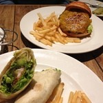GONO burger & grill - ランチのラップサンドとチーズバーガー