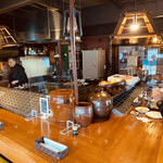 帝国 - 店内オープンキッチン
カウンター席のみ