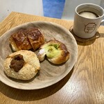 トラスパレンテ - スペッツエカレー、ヘーゼルナッツチョコのコレンテ、ピスタチオクリームチーズデニッシュとコーヒー