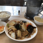 栄児 家庭料理 - ランチ八宝菜定食１０５０円。オイスターソース味の八宝菜です。具材は豊富ですが、食べるにつれて飽きがくるかも。。。