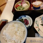 Hoteru No-Sushi Thi - ご飯、漬物、サラダ、温泉卵