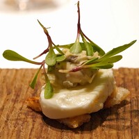 HAGI - 自然薯のガレット　ジャージー牛のチーズ　発酵させた本しめじ　たんぽぽの新芽