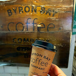 Byronbay Coffee - 入り口前