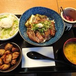 からしげ - ステーキ丼、砂肝からあげ、ミニサラダ