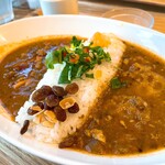 Kanazawa Nanahoshi Kare - 左:トマトベース ズワイガニのピルピルのせカレー
                      右:豚ひき肉とれんこんとごぼうのカレー