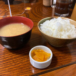 Tonkatsu Asahi - ご飯、しじみ汁、漬け物