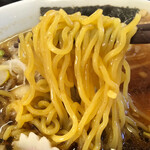 Ramen Ajiwaitei - 濃い黄色の中太多加水麺