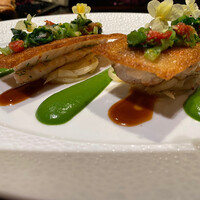 ラトリエ ドゥ ジョエル・ロブション - 魚料理を横から。