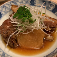 はらまさ - うりぼうの炊き合わせ とても柔らかい。生姜のスライスが数枚。これがいい。 うりぼうを日本料理でいただいたのは初めてなんですが、美味しかった。 甘辛味付けなんで、白いご飯にも合います。