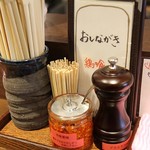 らーめん 鶏喰 - カウンター卓上