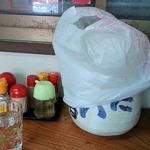 米屋 - 調味料、ティッシュ、なぜか割り箸入れには袋が