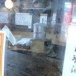 米屋 - よく見たらカウンター前のガラスの向こうに裏部屋があるようです