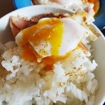 酒嚢飯袋 - ごはんにのっけたハムエッグ（醤油）