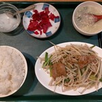 山東厨房 - ニラレバー炒め定食600円税込、これで税込みで600円には頭が下がります。しかもライス大盛り無料、おかわり1回無料、何と良心的なことか。