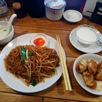香港麺 新記 - 醤油王炒麺と炸餃子