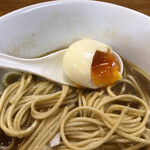 煮干中華ソバ イチカワ - 半熟度完璧な味玉。