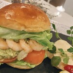 cafe ぱるふぇ - えびとアボカドのハンバーガー