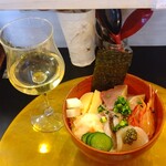 和のごはん みかづき - 刺身丼（青魚抜き）と白ワイン