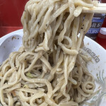 ラーメン二郎 - ブラックペッパーが麺に程よく纏わりついてくる。