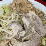 ラーメン二郎 - 豚ちゃんはコショー豚とオニオン豚で食べる。