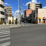 ラーメン二郎 - 遠くに見える二郎。人が居なくて休みかと思った…